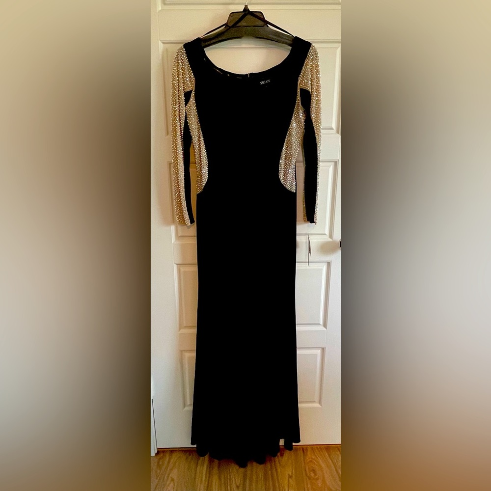 Figure flattering Xscape evening gown! New with tags!